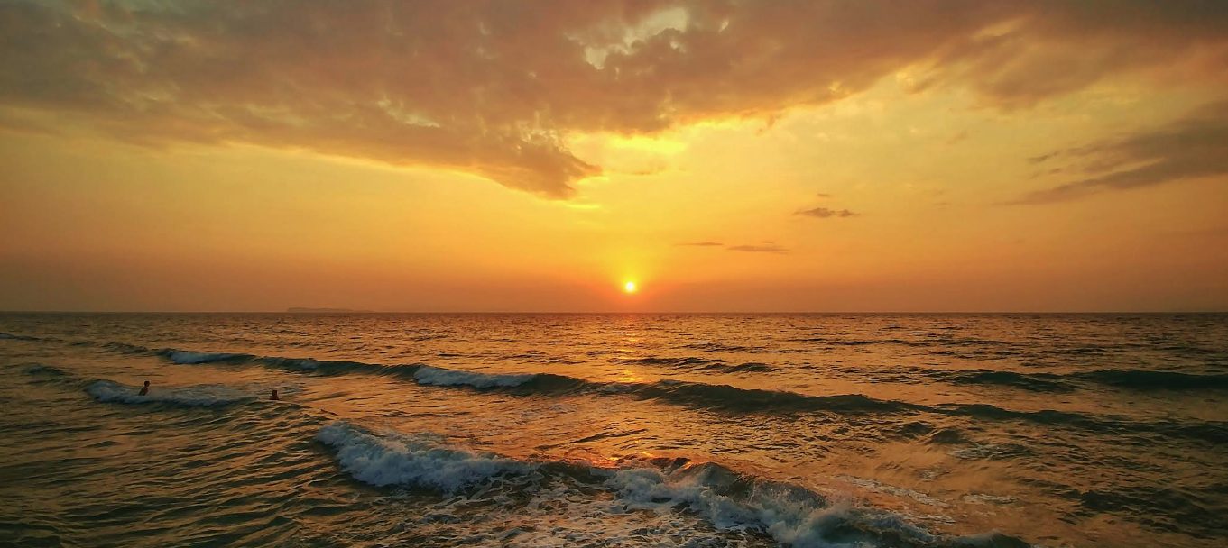 Loggas sunset beach